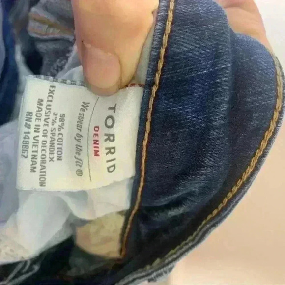Torrid BOYFRIEND JEAN - VINTAGE STRETCH MEDIUM WASH lace distressing 22 - Picture 12 of 13